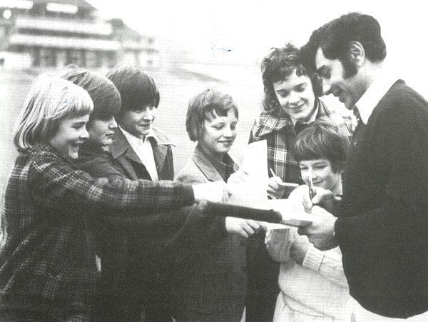 Farokh Engineer obliging English kids with his autograph
